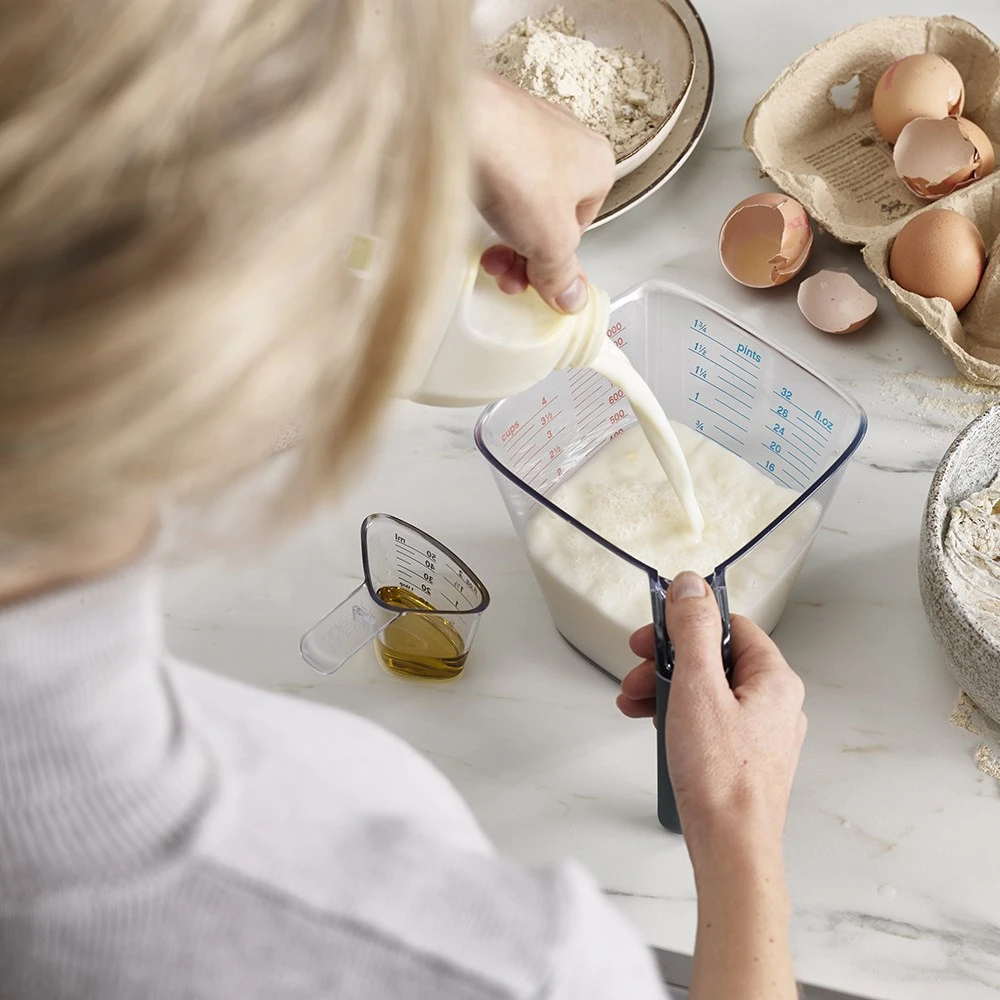 Joseph Joseph Align 2 Piece Easy Read Measuring Jug Set 4 Joseph Joseph Align 2 Piece Easy Read Measuring Jug Set - Image 4